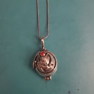 The Vampire diaries Elena's necklace! 🖤❤